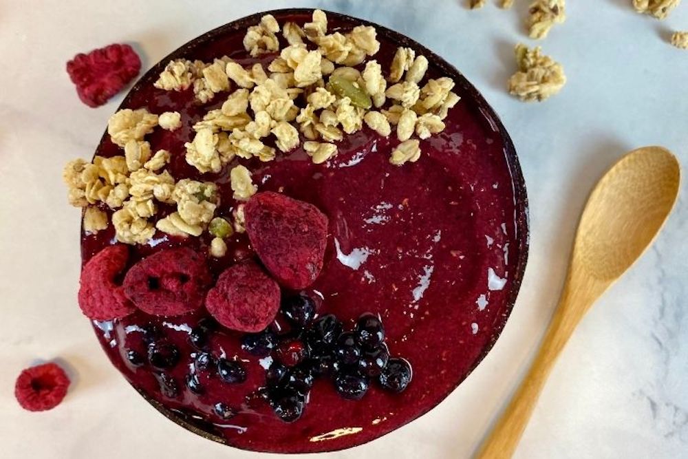 Without added sugar, smoothie bowls can be a healthy and delicious breakfast choice. 